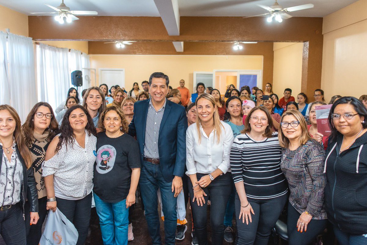 FabiolaAubone's tweet photo. MUJERES DE POCITO
Ayer llevamos Nuestra Ley al departamento del sur, y compartimos una tarde junto a 100 mujeres. Respeto y equidad, convivencia entre pares y la educación, desde el ejemplo a nuestros hijos como mujeres con derechos.
#DigestodeGenero
#NuestraLey
#MinGob https://t.co/9P6HCaGVWV