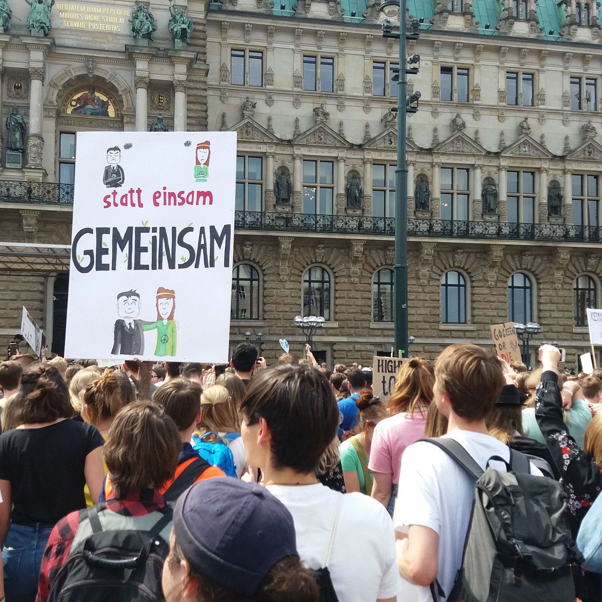 TIDE_HH's tweet photo. „Hopp, hopp, hopp – Kohlestopp!“ - Nur einer der Sprüche, die morgen beim #Klimastreik von #FridaysForFuture wahrscheinlich auch am Hamburger #Jungfernstieg zu hören sein werden... Den Soundtrack zur #Demo gibt's von unserer Jugendredaktion #TIDEhh: https://t.co/utsmtzd8mh https://t.co/yYLdxQtsRl