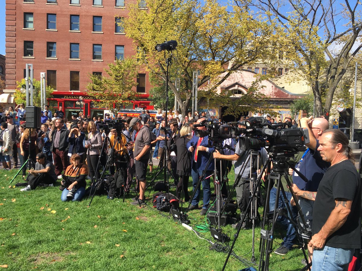Media madness in Manitoba. Massive scrum gathers for Trudeau presser in Wpg #WestCdnAg #cdnag