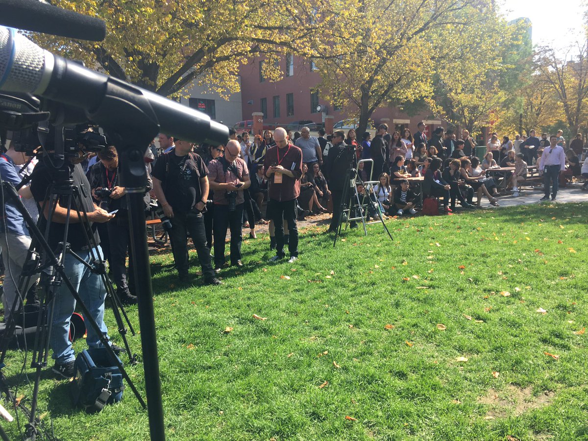 ReporterTeresa's tweet photo. Large crowd gathered for Justin Trudeau’s imminent press conference. #cdnpoli #elxn43 https://t.co/j8YvYME5oQ
