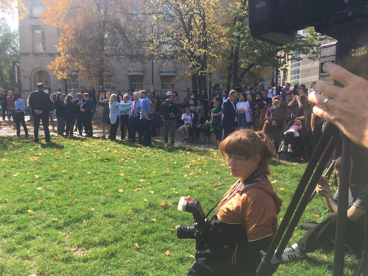 ReporterTeresa's tweet photo. Large crowd gathered for Justin Trudeau’s imminent press conference. #cdnpoli #elxn43 https://t.co/j8YvYME5oQ