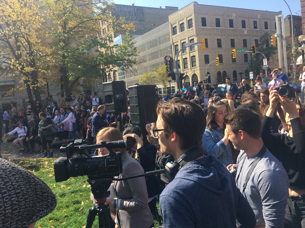 ReporterTeresa's tweet photo. Large crowd gathered for Justin Trudeau’s imminent press conference. #cdnpoli #elxn43 https://t.co/j8YvYME5oQ