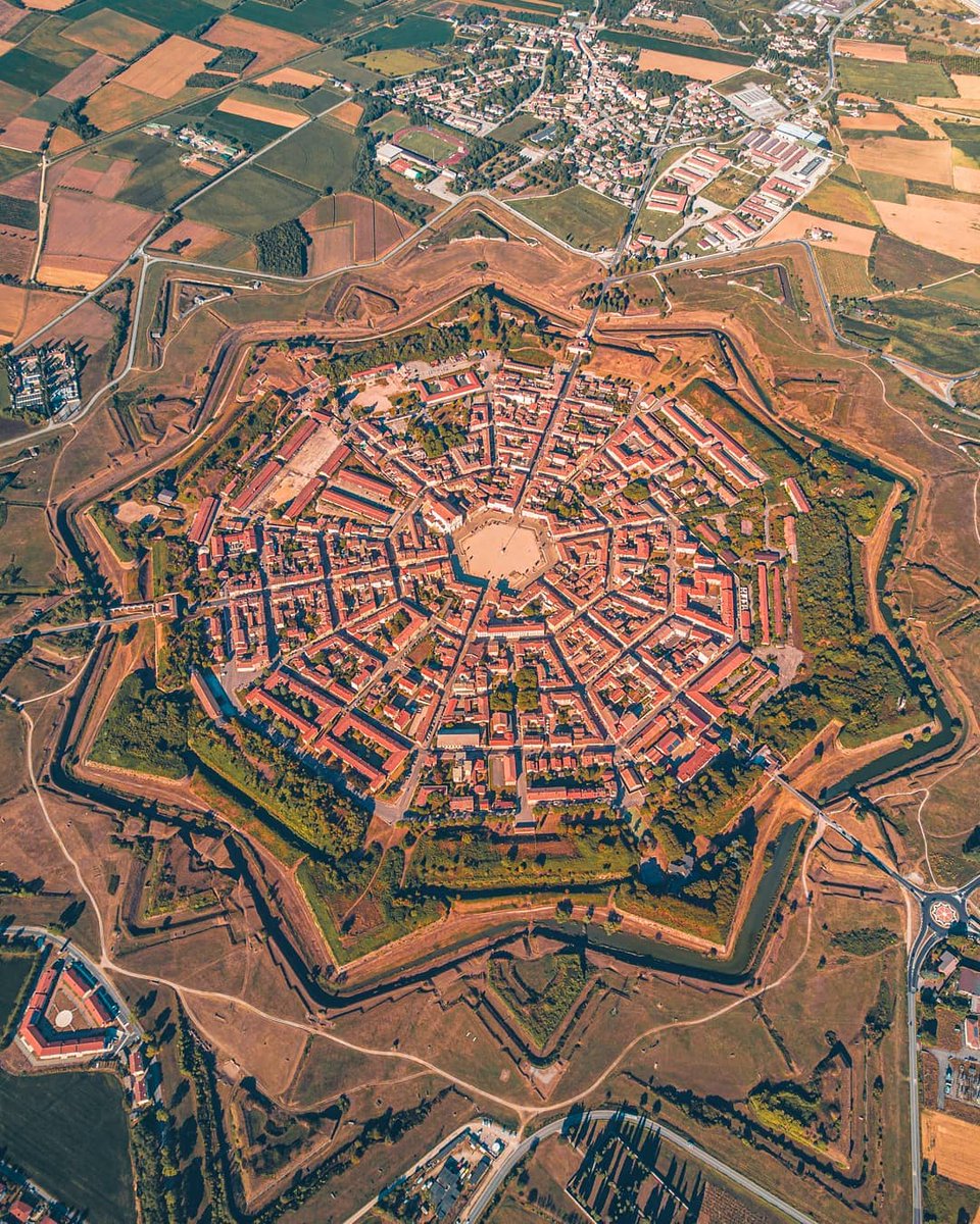 GhuraghuriC's tweet photo. Palmanova, Italy. https://t.co/Xi1tWNeiPR