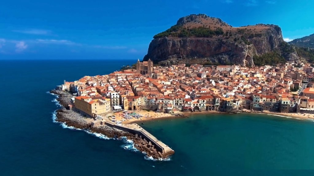 ilovemadeitaly's tweet photo. Cefalù is a city in the Italian Metropolitan City of Palermo #cefalu #sicily #italy #palermo #travel #travelblogger #tourists #sea #chatedral #oldtown #coast #norman #landscape #holiday #holidays #gulf #madeinitaly https://t.co/Gk2SoEG6Id