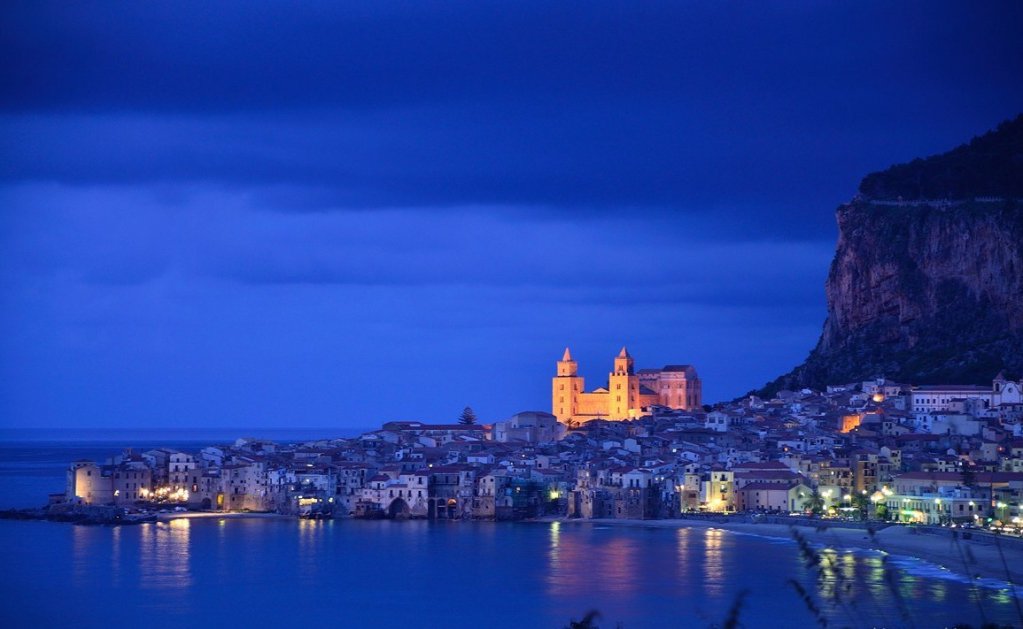 ilovemadeitaly's tweet photo. Cefalù is a city in the Italian Metropolitan City of Palermo #cefalu #sicily #italy #palermo #travel #travelblogger #tourists #sea #chatedral #oldtown #coast #norman #landscape #holiday #holidays #gulf #madeinitaly https://t.co/Gk2SoEG6Id