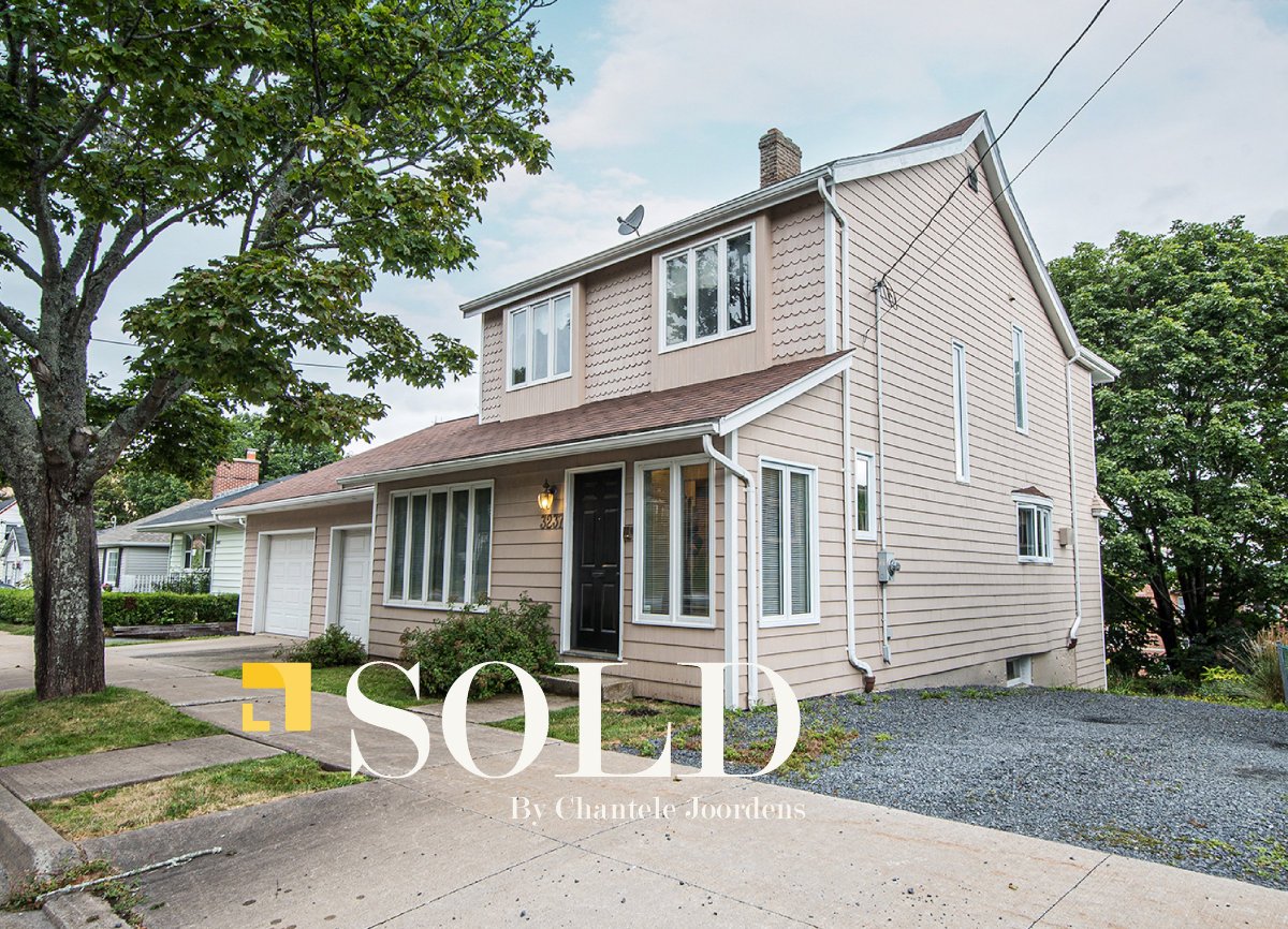 SOLD by Chantele Joordens—Congratulations to the new owners of this beautiful North end home. Perhaps a visit to Salvatore's to celebrate followed by a walk at Fort Needham Park will be in store.

#sold #parachuterealty #halifaxrealestate #northend #familyhome