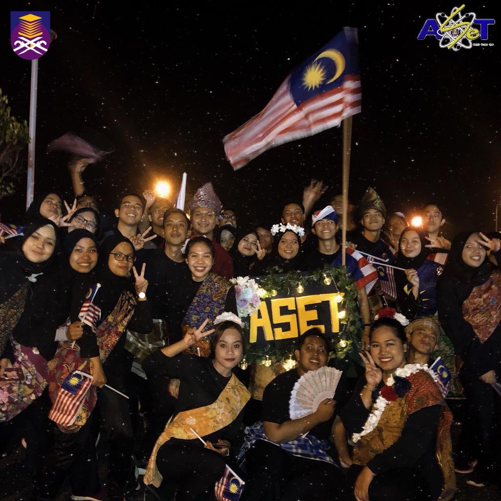 ASeTapah's tweet photo. #MADAFest 2.0 🇲🇾

Perarakan yang cukup gemilang dan bersemangat daripada #TeamASeT ✊✨. 

Great teamwork from great group of people. Well done guys! 💛💙 https://t.co/YF6zb7NUn7
