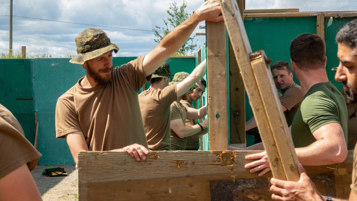 1stBnRCR's tweet photo. Selected for their expertise and professionalism at arms, soldiers from #1RCR were responsible for planning and executing this year's #CAFSAC: an annual international shooting competition. Follow the competition at: https://t.co/qaodwlEEer
#TheFirstToTheFight
#MyCAF https://t.co/Byc9ad2Vje