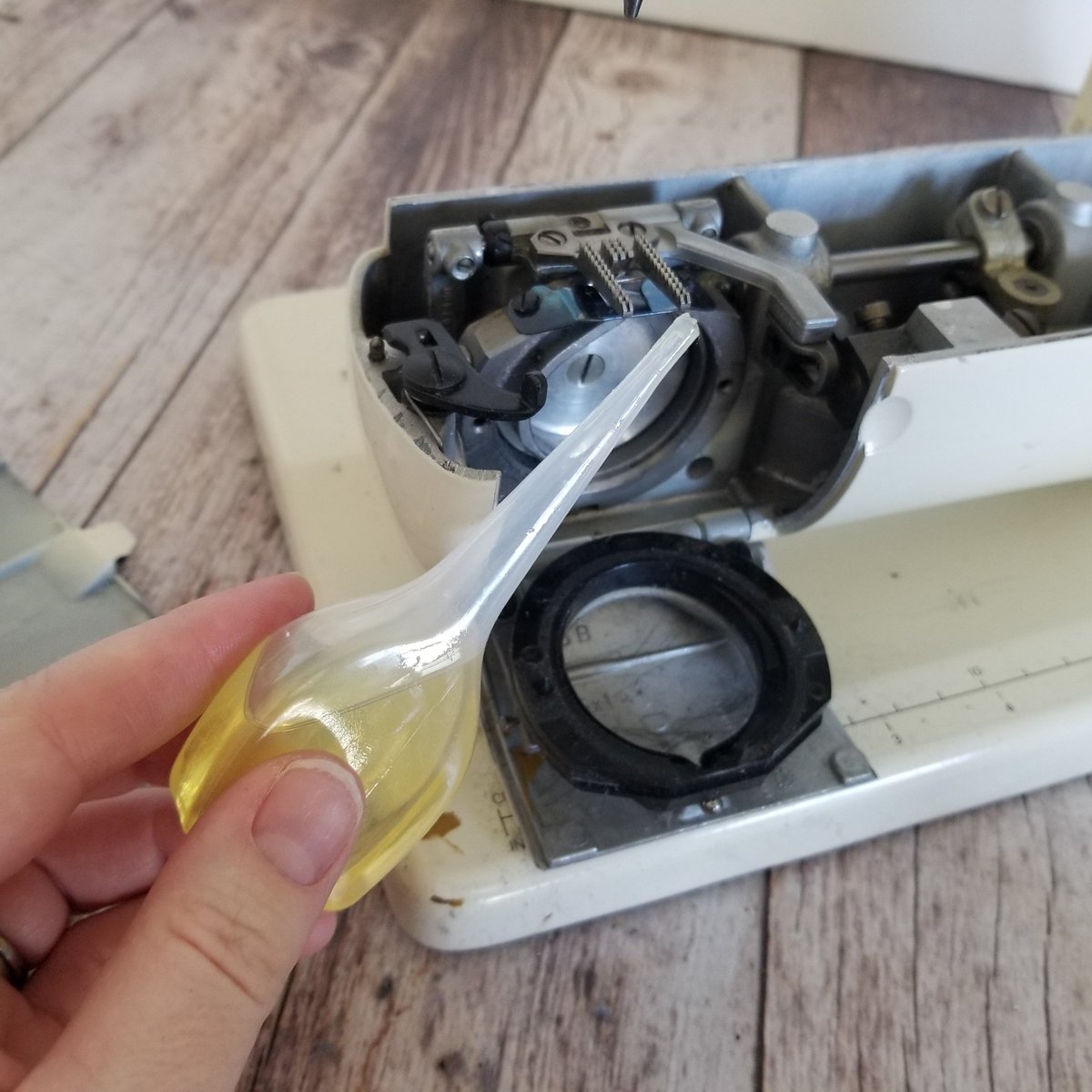 SewSimpleHome's tweet image. PSA:  Holiday sewing will be starting soon (if you haven&apos;t already started).  Now is the time to clean that sewing machine!
#cleansewing #oilthatmachine #sewingmachine