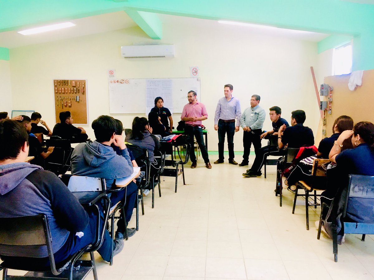 CECyTEDurango's tweet photo. En gira de trabajo por los diferentes planteles de la región Laguna, nuestro Director General, @AMojicaNarvaez , realiza un acercamiento y comunicación permanente, con los alumnos y personal en general exhortándolos a continuar trabajando por el bien de la educación. https://t.co/l3qCSilfed