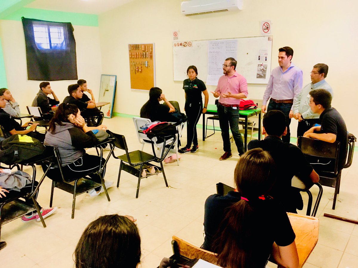 CECyTEDurango's tweet photo. En gira de trabajo por los diferentes planteles de la región Laguna, nuestro Director General, @AMojicaNarvaez , realiza un acercamiento y comunicación permanente, con los alumnos y personal en general exhortándolos a continuar trabajando por el bien de la educación. https://t.co/l3qCSilfed