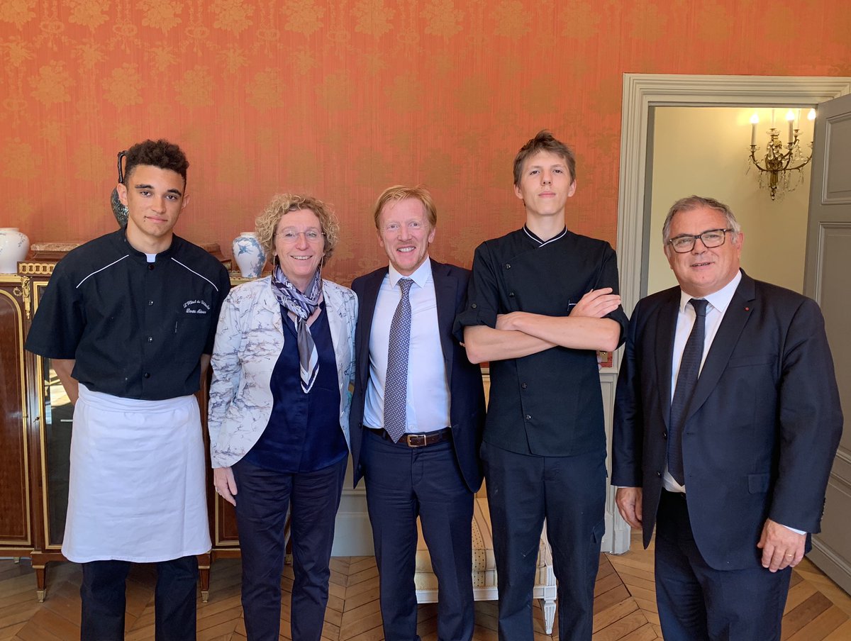 Plaisir d’échanger avec Éric Kayser de <a href="/Maison_EK/">Maison Eric Kayser</a>, président du comité de sélection de l’appel à projets 100% #inclusion du #PIC, et de le présenter aux jeunes apprentis cuisiniers du @Minist_Travail avec <a href="/murielpenicaud/">Muriel Pénicaud</a>