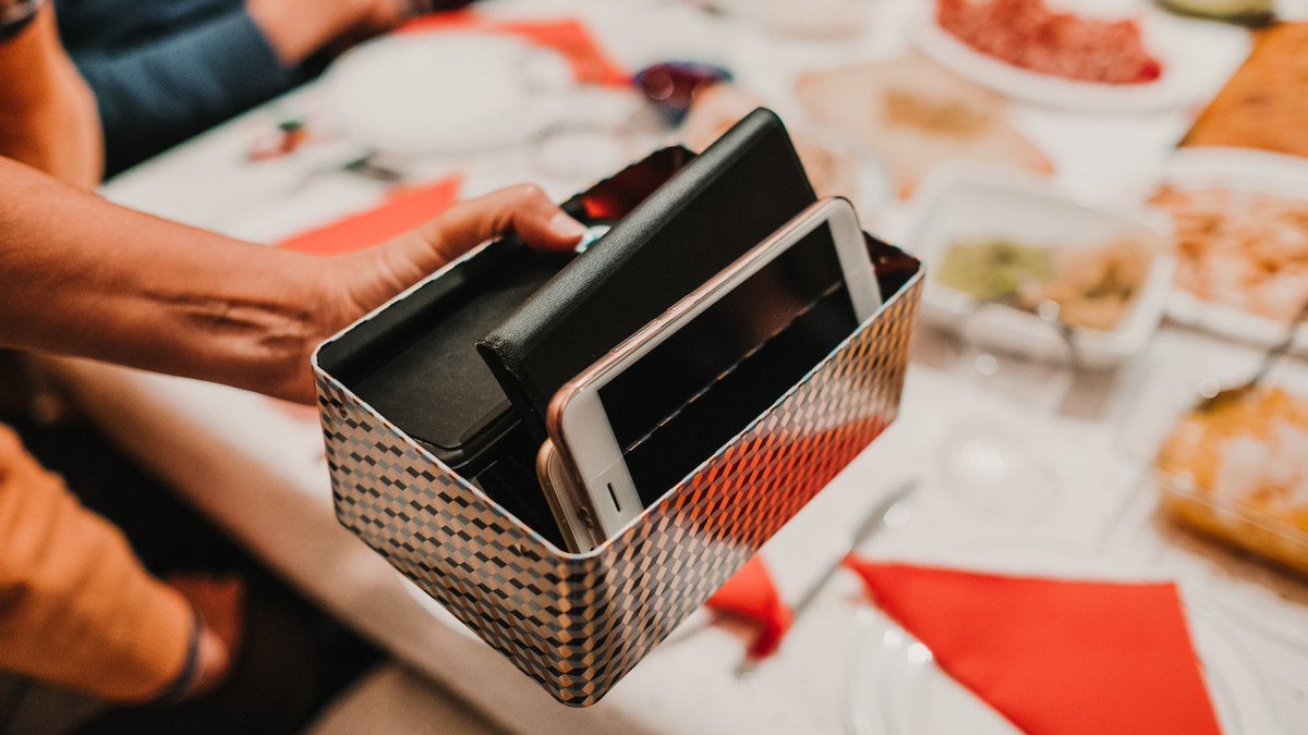 lifehacker's tweet photo. How to tell someone to get the hell off their phone—respectfully, of course #JerkWeek https://t.co/xl8cyR4erR https://t.co/GxXsheK2TZ