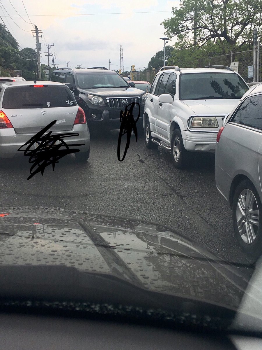 simclarkecooper's tweet photo. Ardenne Road. Two lanes. Or maybe three? Someone never got the memo. #RoadChronicles https://t.co/AtFBQldKXT