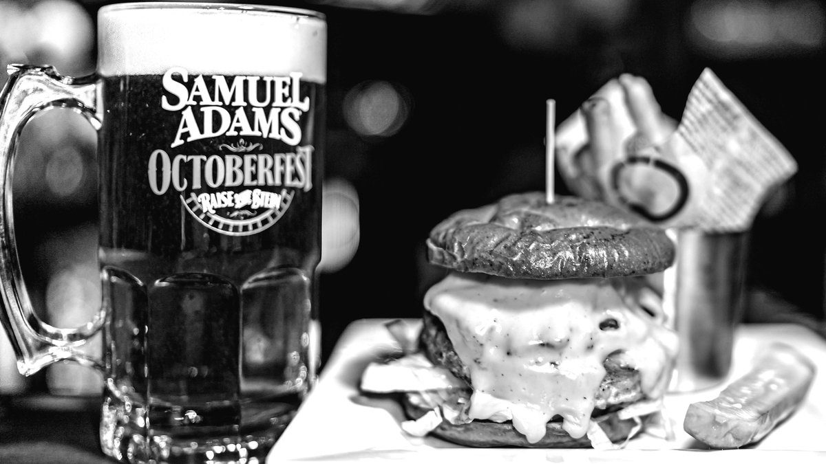 HennesseysRB's tweet photo. ▓❉❤︎❉▓・ A Burger &amp; a beer... #nfl #thursdaynightfootball  @RivieraVillage ☘︎ᚐ♡🏝 ☆ ☘☘︎⋆・#Hennesseys #RedondoBeach #IrishForAll #RivieraVillage #hennessesystavern || 📸 @ryanfranklinlang https://t.co/naJSkr5sBQ