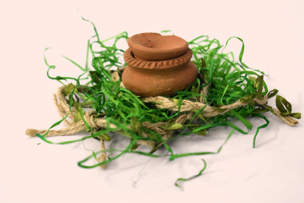 e_saviours_'s tweet photo. @EnvDefenseFund Yes,  our all gift items are enclosed with a mud pot with manure made from decomposing flowers and seeds, this is our bit to encourage plantation. #saveearth #SaveAareyForest #SavePlanetEarth #BeProudBeASaviour https://t.co/35brHZax4Q