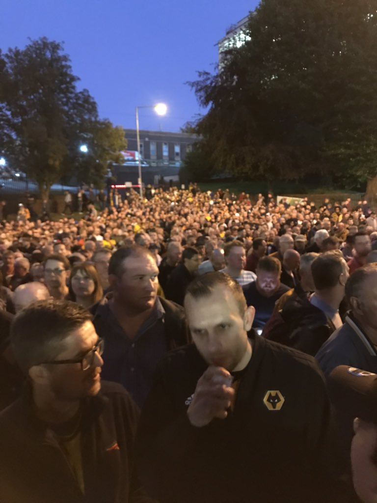 LiamAsh1988's tweet photo. Remember when you could leave the pub at 19:42 and make it for Kick off ππ #wwfc #viewfromtheq #molineux #europe #johnireland https://t.co/bMPmn2LfaY