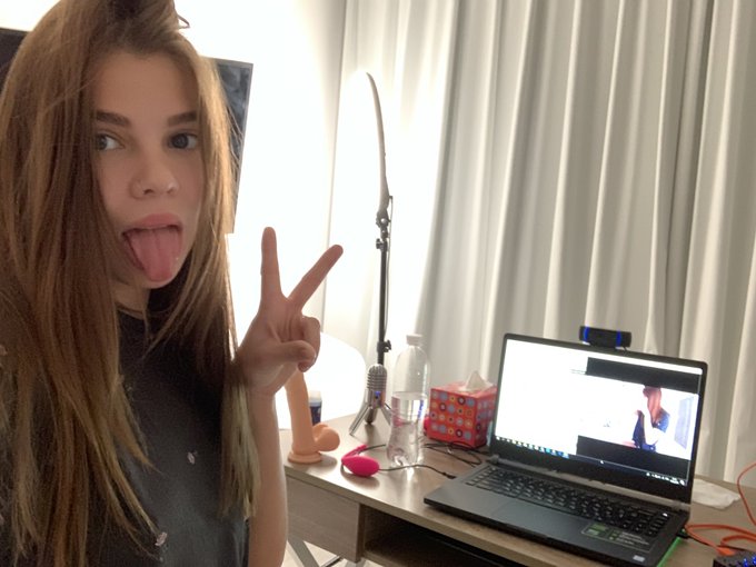 1 pic. Horny as always, ready for play with me guys ? Waiting for youuuuuuu meow ? @_AniButler   @chaturbate