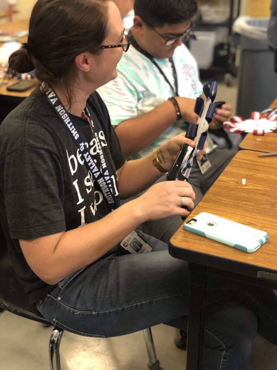 CicSvhs's tweet photo. SVHS CIC @SVHS_APCapstone learning how to Texas!! #howbigistoobig #makingmums #shesnotfromaroundhere https://t.co/ovhXm1mbh5