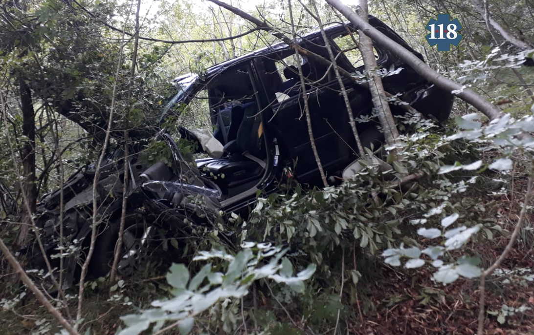 SUEM_Veneto's tweet photo. 10SET 14:10 #suemVI #Tonezza del Cimone. Auto in una scarpata, conducente sbalzato dal veicolo. Soccorso da @cnsas_official e recuperato da #Leone1 con #verricello. Portato a #Vicenza in condizioni gravi https://t.co/P6zAamyJmV