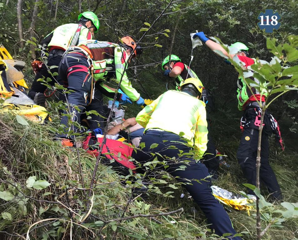 SUEM_Veneto's tweet photo. 10SET 14:10 #suemVI #Tonezza del Cimone. Auto in una scarpata, conducente sbalzato dal veicolo. Soccorso da @cnsas_official e recuperato da #Leone1 con #verricello. Portato a #Vicenza in condizioni gravi https://t.co/P6zAamyJmV