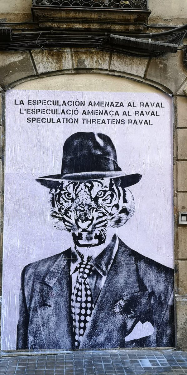 AccioRaval's tweet image. Empezamos la campaña con 5 murales en locales o edificios que han sufrido desahucios, narcotrafico o negocios que han tenido que cerrar.
Poco a poco iremos llenando el barrio de estos testimonios artísticos mostrando la expulsión de la vida vecinal.

 #VecinasPeligroExtincion
