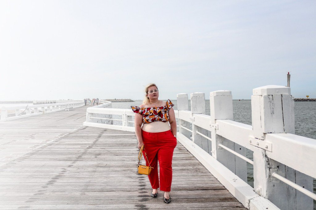 godcreatedelvis's tweet photo. Ce soir, nous nous retrouvons pour la 2e tenue en pantalon rouge, en association avec un crop top wax de chez Ibilola. Une tenue qui a fait tout son effet. Dans l'article je vous parle aussi https://t.co/KXUGKFAjKo https://t.co/6o86FLo550