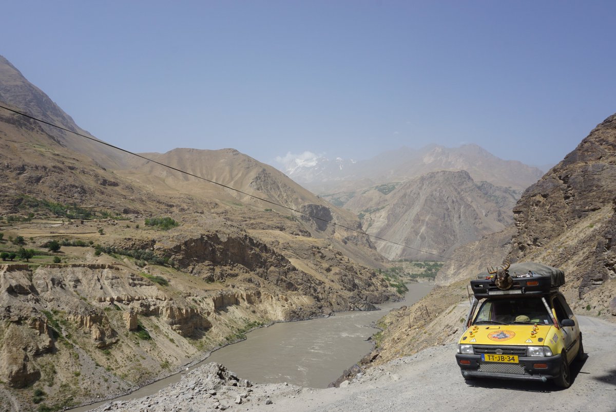 De Pyandzh rivier is de grens tussen Tajikistan en Afghanistan. Rechts de Pamir Highway en Links ziet u Afghanistan.