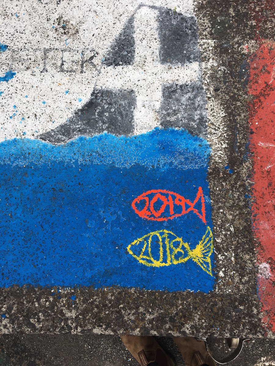 The final task of <a href="/UoEFieldAzores/">Azores Field Course</a> is of course to add this years fish to our postcard in Horta Marina, a tradition long ago started by sailors crossing the #atlantic <a href="/chrislaing80/">Chris Laing</a> @ExeterMarine