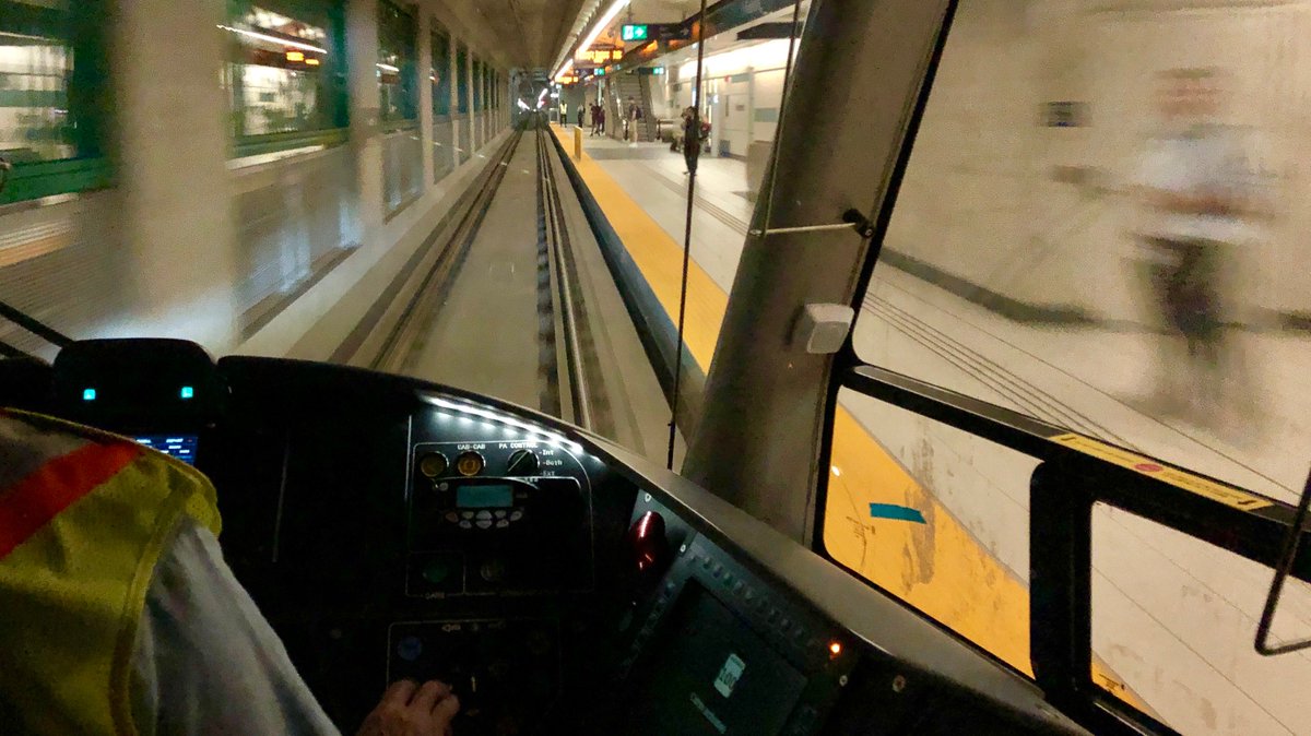 RailFansCanada's tweet photo. The view from the front of the O-Train. Arriving at Parliament Station. #ottlrt #ottawalrt #ottlrtlaunch #octranspo #ottawa #alstom https://t.co/StY4czEcv8