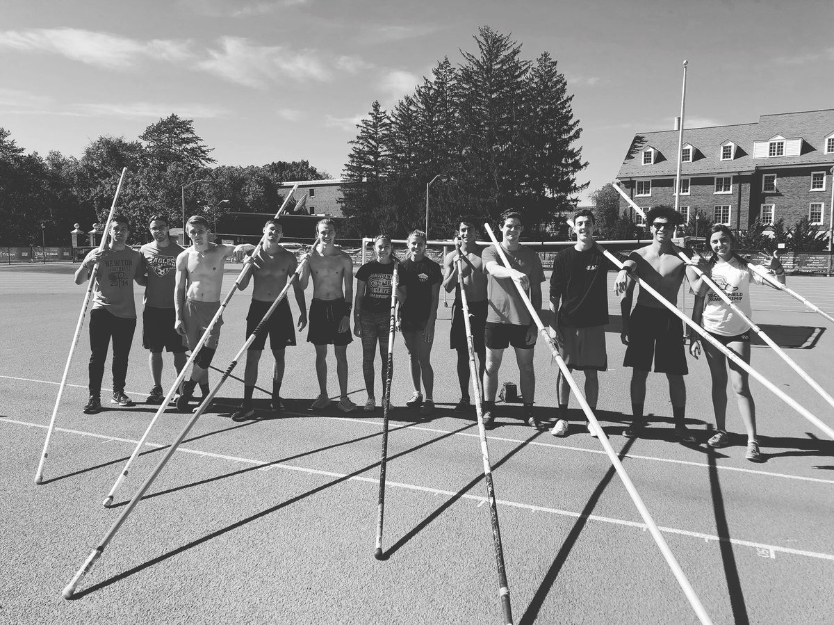 ESUTFXC's tweet photo. Vault Crew #ESUTF #POLEVAULT #WARRIORS💪🏾🔴⚫️ https://t.co/fsJ7FgBfVr