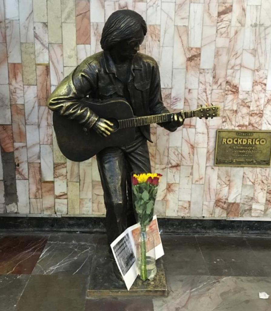 Rockdrigo González, el rockero inmortal con estatua en Metro Balderas -  México Desconocido