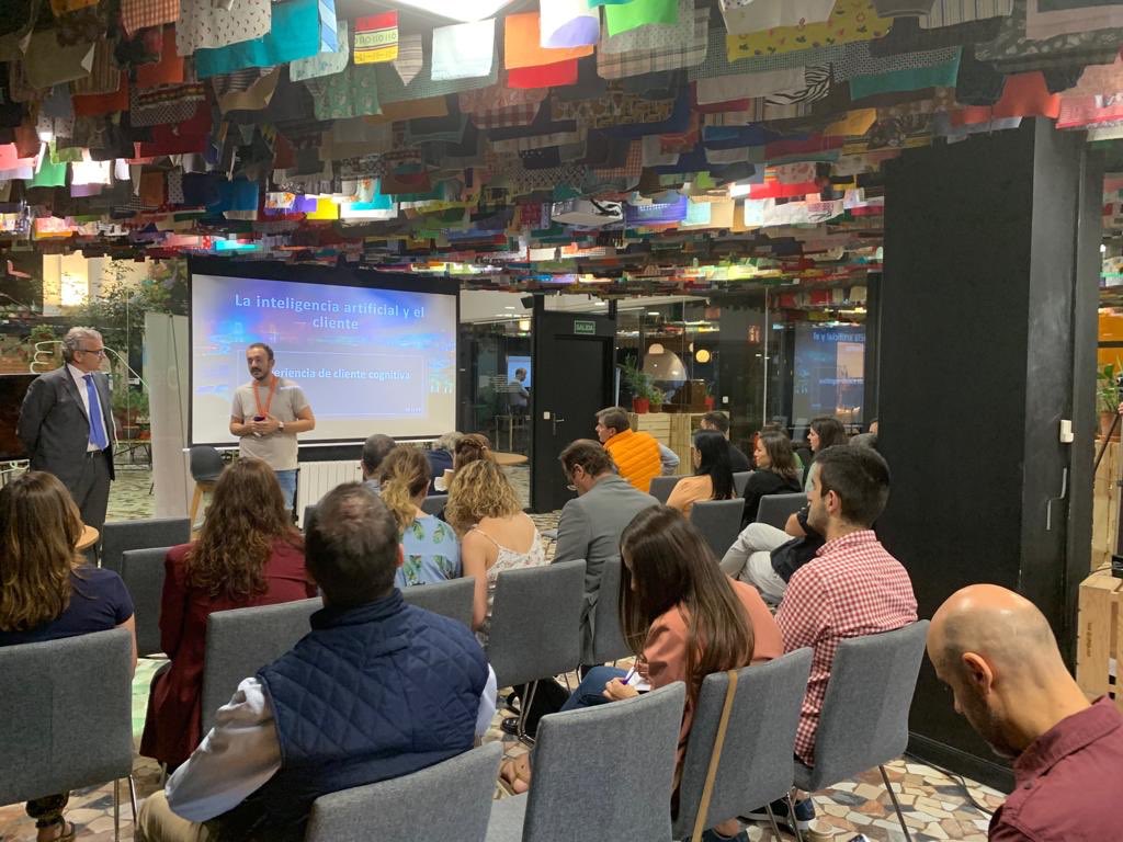 AlcaideJC's tweet photo. Hoy he tenido el gusto de participar en la #SCOPE03 sobre ‘La #InteligenciaArtificial y el #cliente’, una iniciativa de @datasocial_es y @MediapostSpain, patrocinada por @SiteGround_ES. He hablado sobre #MarketingCognitivo y #ExperienciaDeCliente. Muchas gracias a todos. https://t.co/0Rht2zeBho