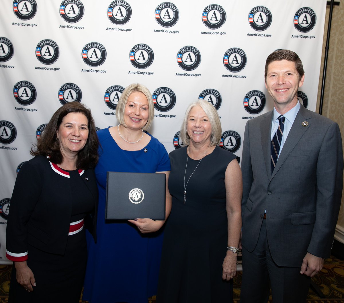AmeriCorpsVISTA's tweet photo. 🏆 Today, two remarkable individuals -- VISTA member Stephanie Taylor-Silva and VISTA alum Spike Hosch -- received Excellence in @AmeriCorps awards from @VISTA_Director Desiree Tucker-Sorini at the #ACSymposium in Washington, DC. (1/ ) https://t.co/as3h7XFsw6