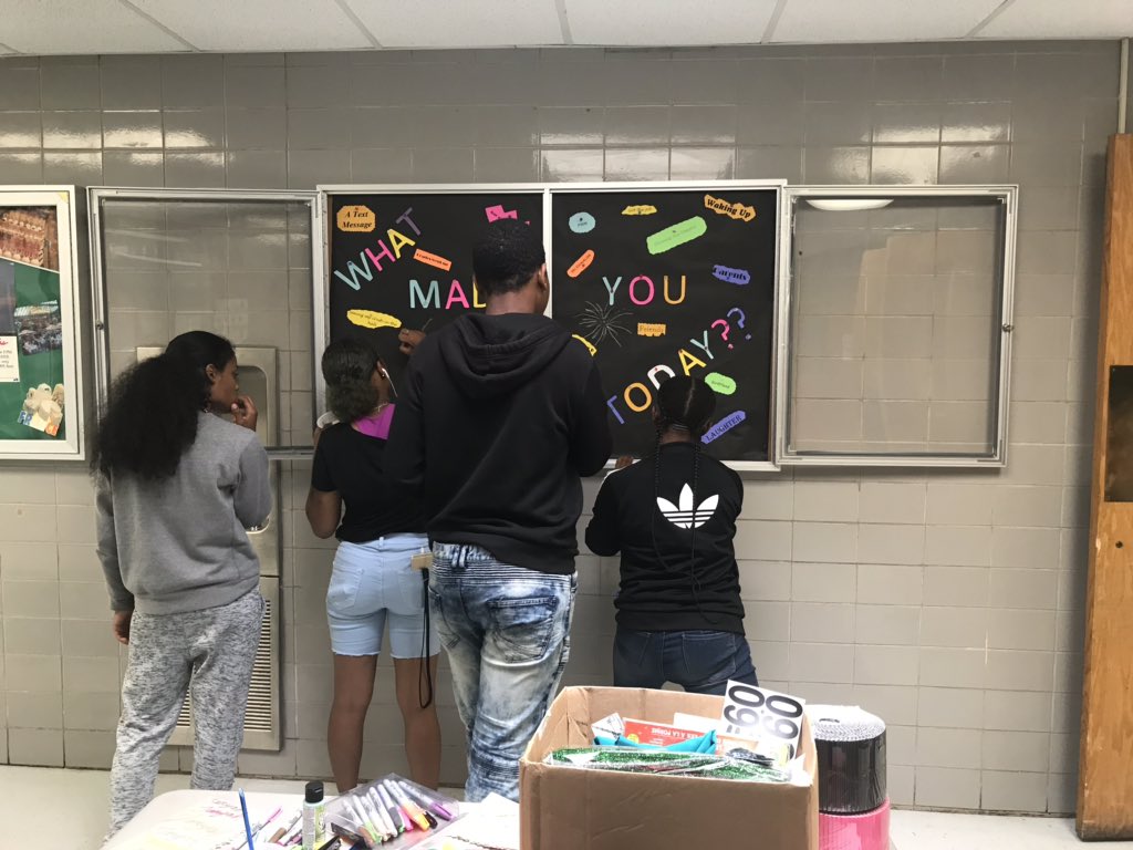 GUNBY4's tweet photo. What made you smile today??? Students sharing positive vibes! These students made me smile today!! #PositiveVibesOnly
#RichInStudentScuccess #richeastathletics https://t.co/noUwCLye34