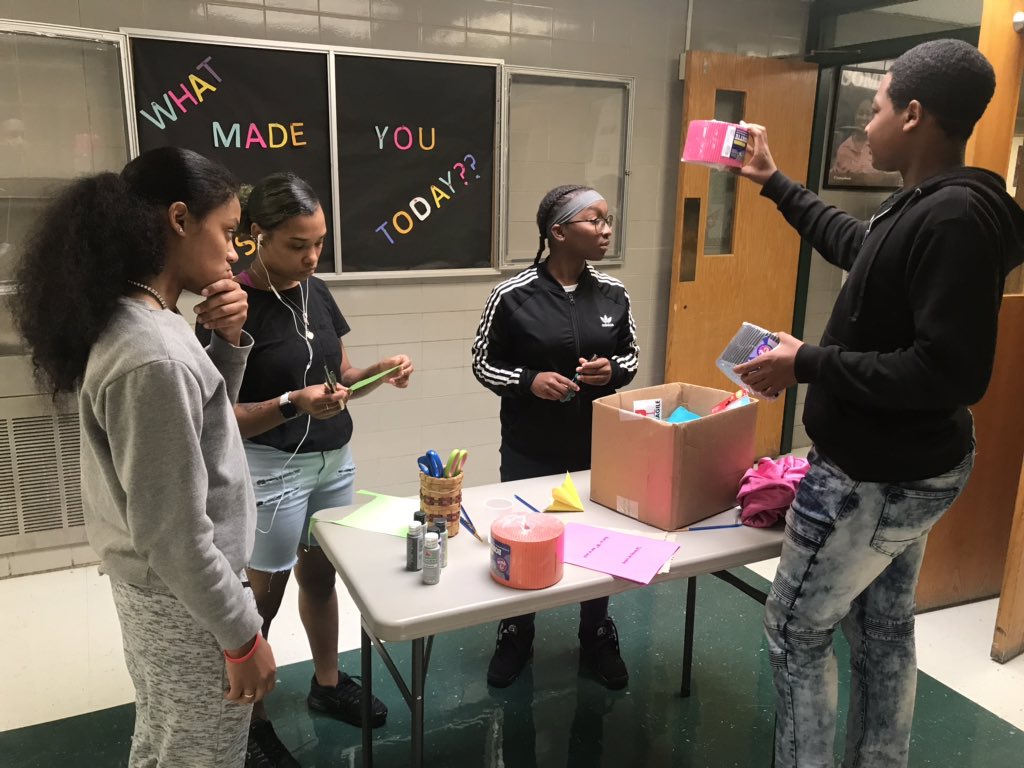 GUNBY4's tweet photo. What made you smile today??? Students sharing positive vibes! These students made me smile today!! #PositiveVibesOnly
#RichInStudentScuccess #richeastathletics https://t.co/noUwCLye34