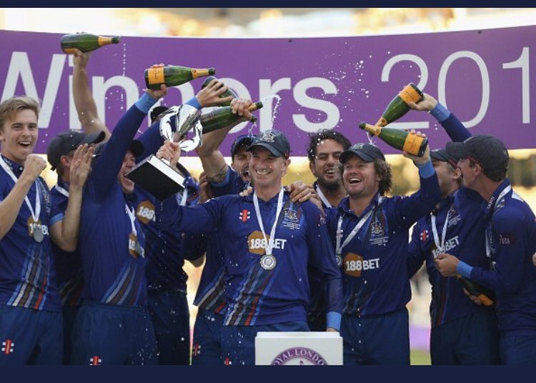 Round about this time 4 years ago I was battered in the Weatherspoons on Baker St, singing songs about @jacktaylor141 @SidPayne14 @Gojones623 and @bennytweets_ to a load of bemused cockneys.
Love you @Gloscricket xxx
