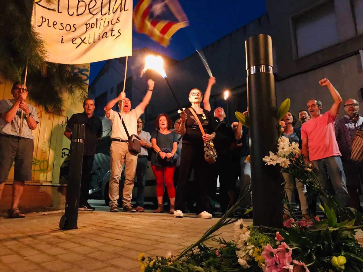 torrepalau's tweet photo. FOTOS Així ha estat l'ofrena floral pels dos anys del registre d'Unipost a #Terrassa (@CDR_Trs)   https://t.co/WrFsT9x8WY https://t.co/GgHg2aZszT