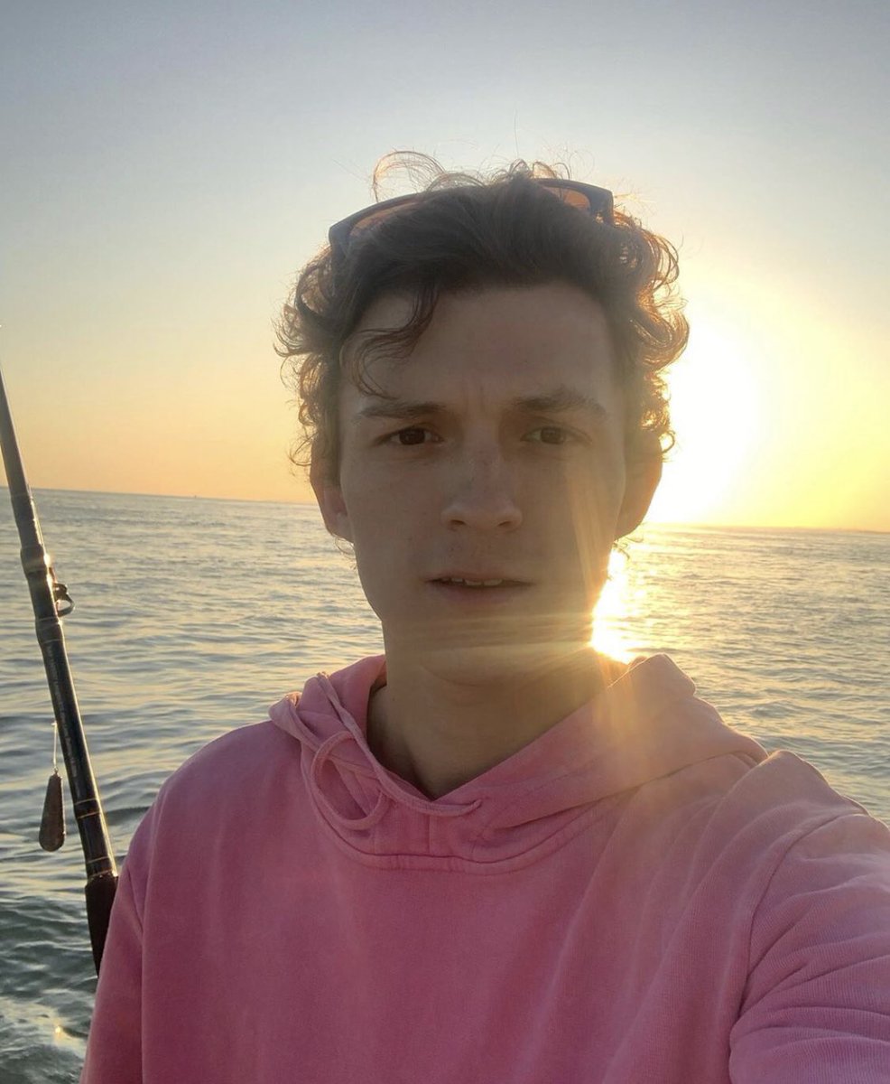 another face reveal, hype me up!! 😈😈🤑😂🔥🔥🔥🔥🔥

 #curlsfordays #sunset #water #awesome #lifestyle #swag #hipster #nature #realmenwearpink