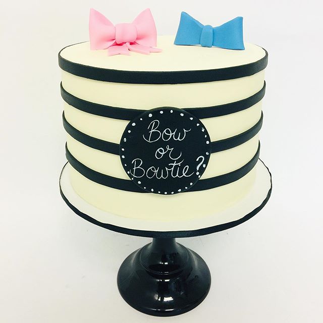 HalfBakedCo's tweet image. Adorable #genderrevealcake 🎀💙 #boworbowtie #sweetandsimple #genderreveal #customcake #instacake #cakestagram instagram.com/p/B2msjBOnmd0/