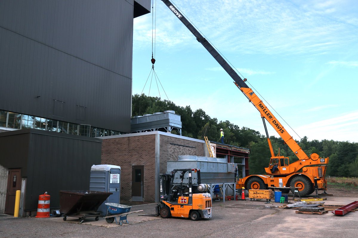 facilities_wmu's tweet photo. What does an early morning at the Beam Power Plant look like? Today it included installing radiators and air handlers for the generators that were installed earlier this year. Both will help the generators run efficiently by cooling and supplying them proper airflow. #AroundWMU https://t.co/5ErB7fK4aL