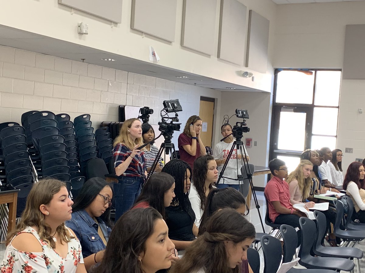 MrsBanda_BHS's tweet photo. Amazing opportunities for amazing students!! Take a sneak peak of our students in the behind-the-scenes action!! ๐ฌ๐ฅ @NISDComArts #CAHSwereLegendary #WhyComArts https://t.co/vLxEm0hOL6