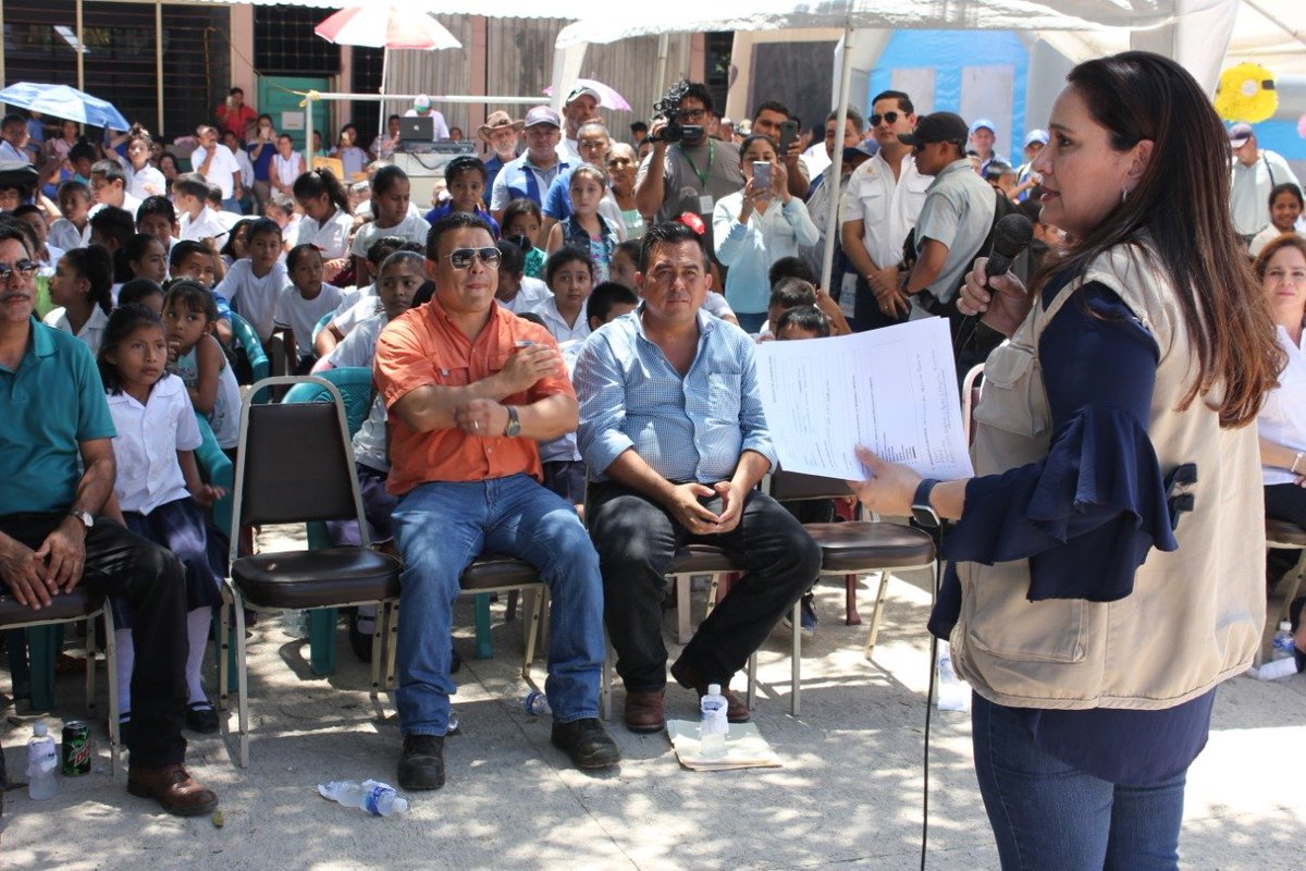 FHIS_HN's tweet photo. La esposa del mandatario se hizo acompañar del ministro del IDECOAS, 
@nelsonmarquezhn , el alcalde de Concepción, Wilmer Santos, la gobernadora departamental, Odalma Benitez y la comunidad en general. #IDECOAS #Recreovías https://t.co/qkZzMnJwM4