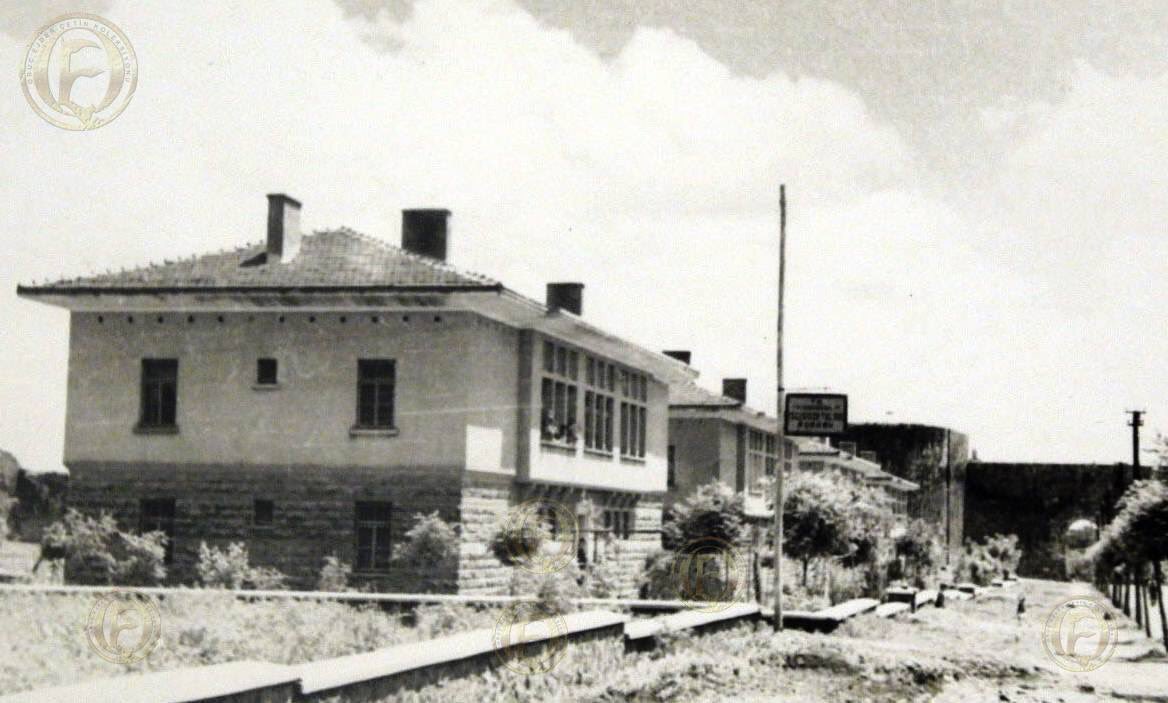 1960’lı Yıllar
Çift Kapıdan Çıkışta Sağ Tarafta Bulunan Memur Evleri 

@ejder_oruc 
Oruç Ejder Çetin Koleksiyonu