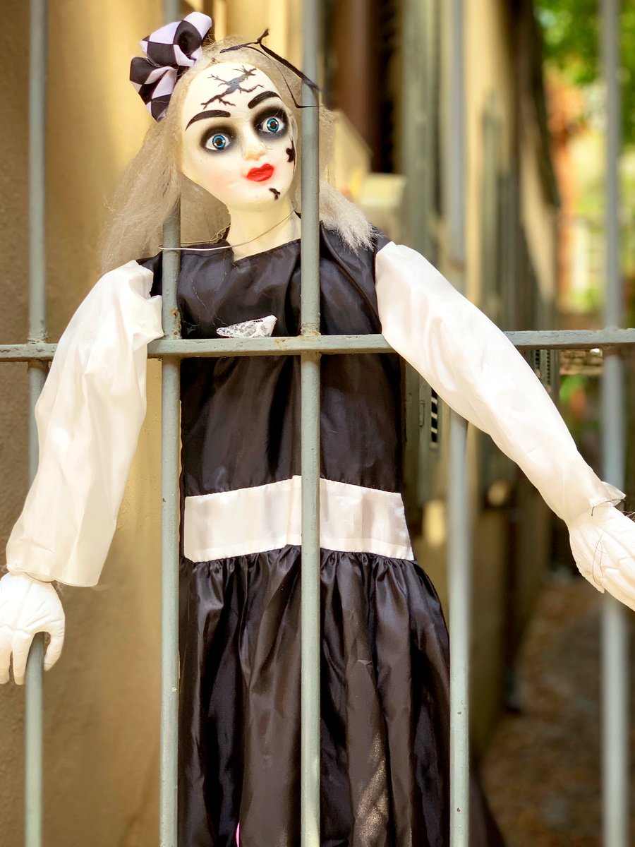 DavidMora's tweet image. They’re here! First sign of Halloween decorations in the French Quarter. 

Informal poll – Is it too early for Halloween decor? Tweet back yes or no. 

🎃👻🔮💀🕸 
#BooYall #NewOrleans