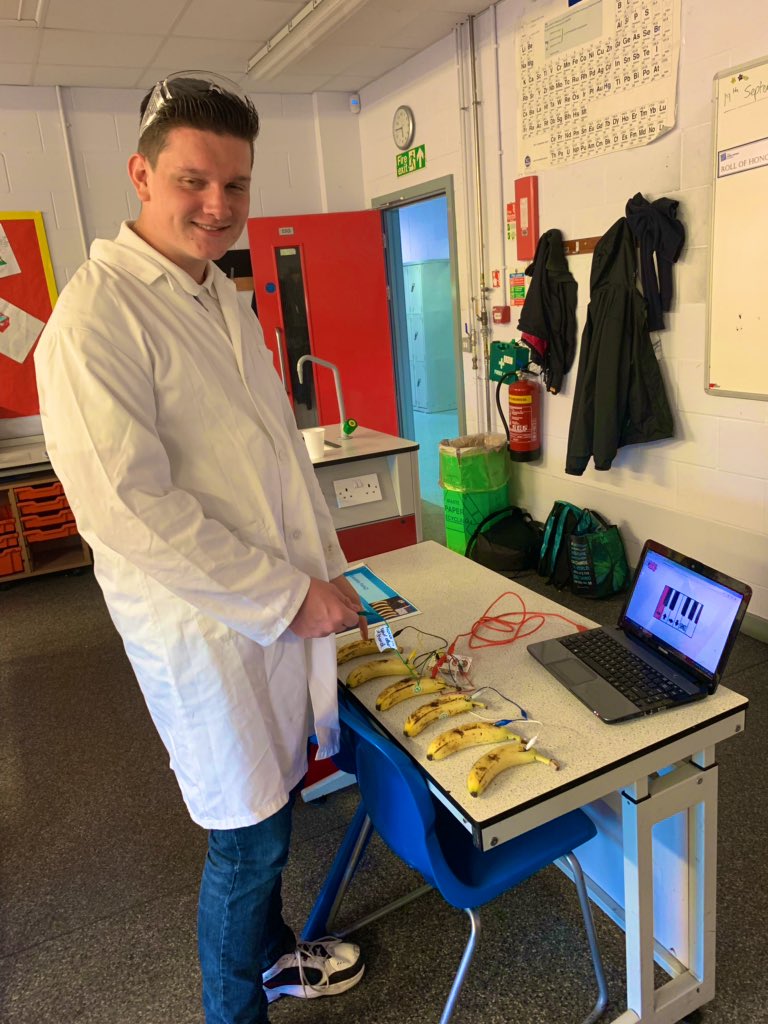 tlesphysics's tweet photo. It’s been brilliant to have so many of our students helping out in Science tonight at the Year 6 Open evening @longeatonschool @TLES16 @TLES_Brainiacs https://t.co/p0ltL1sWKC