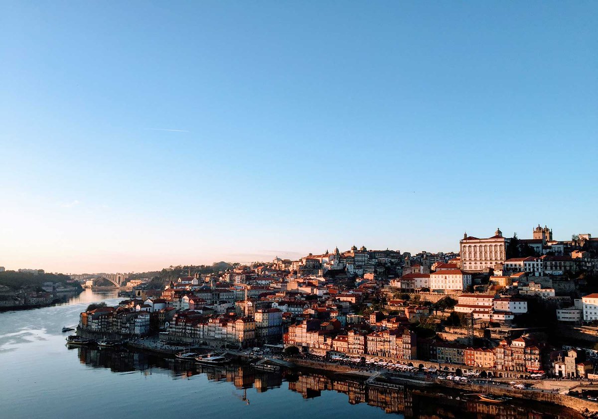 CNTravelerSpain's tweet photo. Los azulejos de sus edificios son atracción principal, pero no puedes pasar por alto su gastronomía, el encanto de sus iglesias o sus librerías. Cada rincón es obligatorio en Oporto, una de las joyas de Portugal. No olvides ver el atardecer sobre el Duero... ⛅️😍 (📸 Unsplash) https://t.co/xWa1532tZA