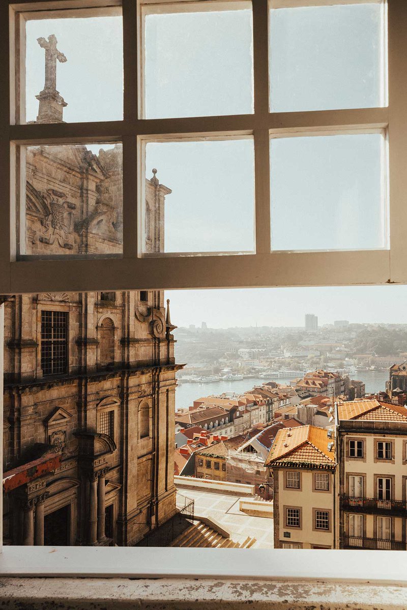 CNTravelerSpain's tweet photo. Los azulejos de sus edificios son atracción principal, pero no puedes pasar por alto su gastronomía, el encanto de sus iglesias o sus librerías. Cada rincón es obligatorio en Oporto, una de las joyas de Portugal. No olvides ver el atardecer sobre el Duero... ⛅️😍 (📸 Unsplash) https://t.co/xWa1532tZA