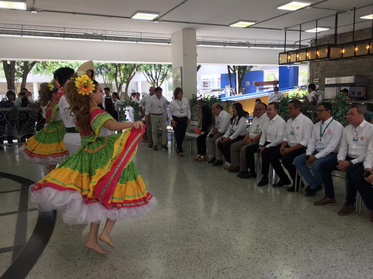 SENAComunica's tweet photo. 📸Con una colorida muestra folclórica y al son de bambucos, los #TalentosSENA de nuestra Regional @senahuila, dan la bienvenida al director General, @EstradaCarlosM, quien está de visita a la #FamiliaSENA.💃 https://t.co/4EmTqx5aWw
