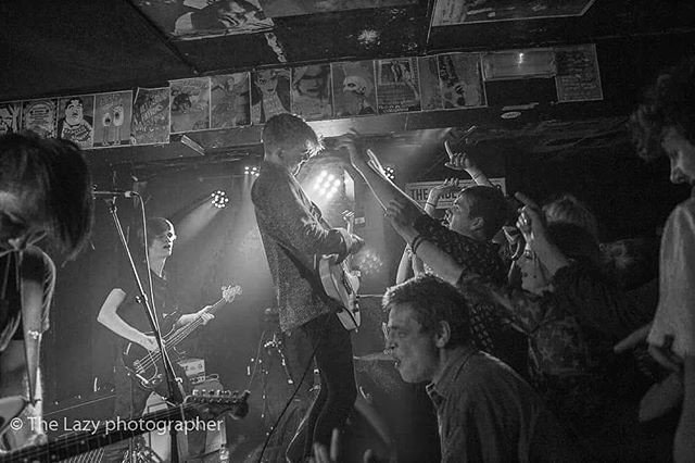 PatGrant7777's tweet photo. Reposting @thekaizens:
Thanks @the_lazy_photographer_ for the sick pictures✌🏼 #thekaizens #band #gig #music #festival #bbcintro #bbcintroducingdevon #devon #newmusic #photo #photooftheday #drums #fender #gibson #vox #marshal #newband #guitar #bass #leadguitarist #vocals https://t.co/zqeRdtTsAH